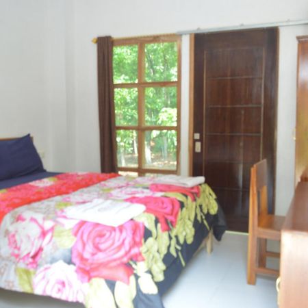 Labuan Bajo Mahoni Guesthouse Bagian luar foto