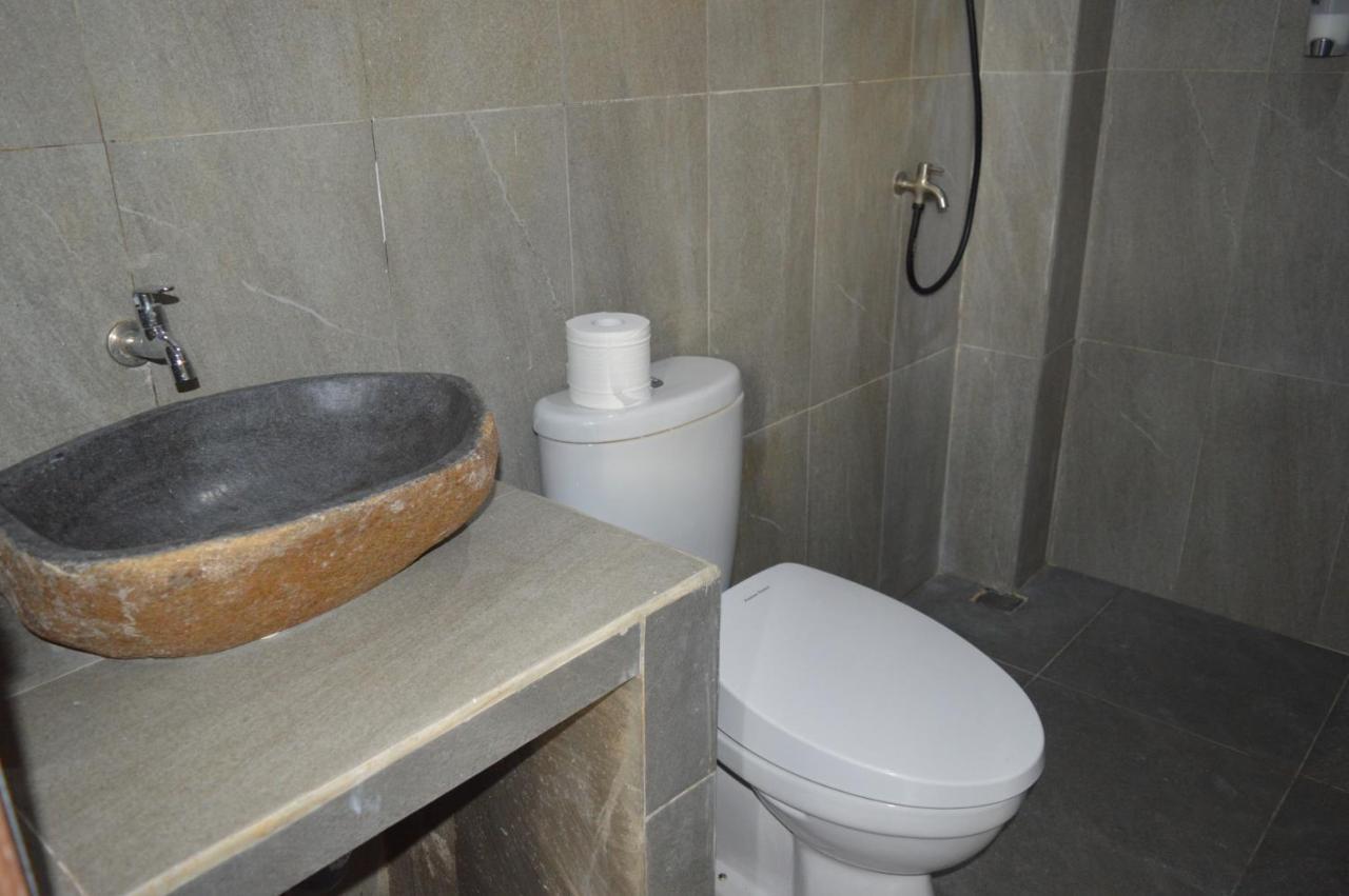 Labuan Bajo Mahoni Guesthouse Bagian luar foto