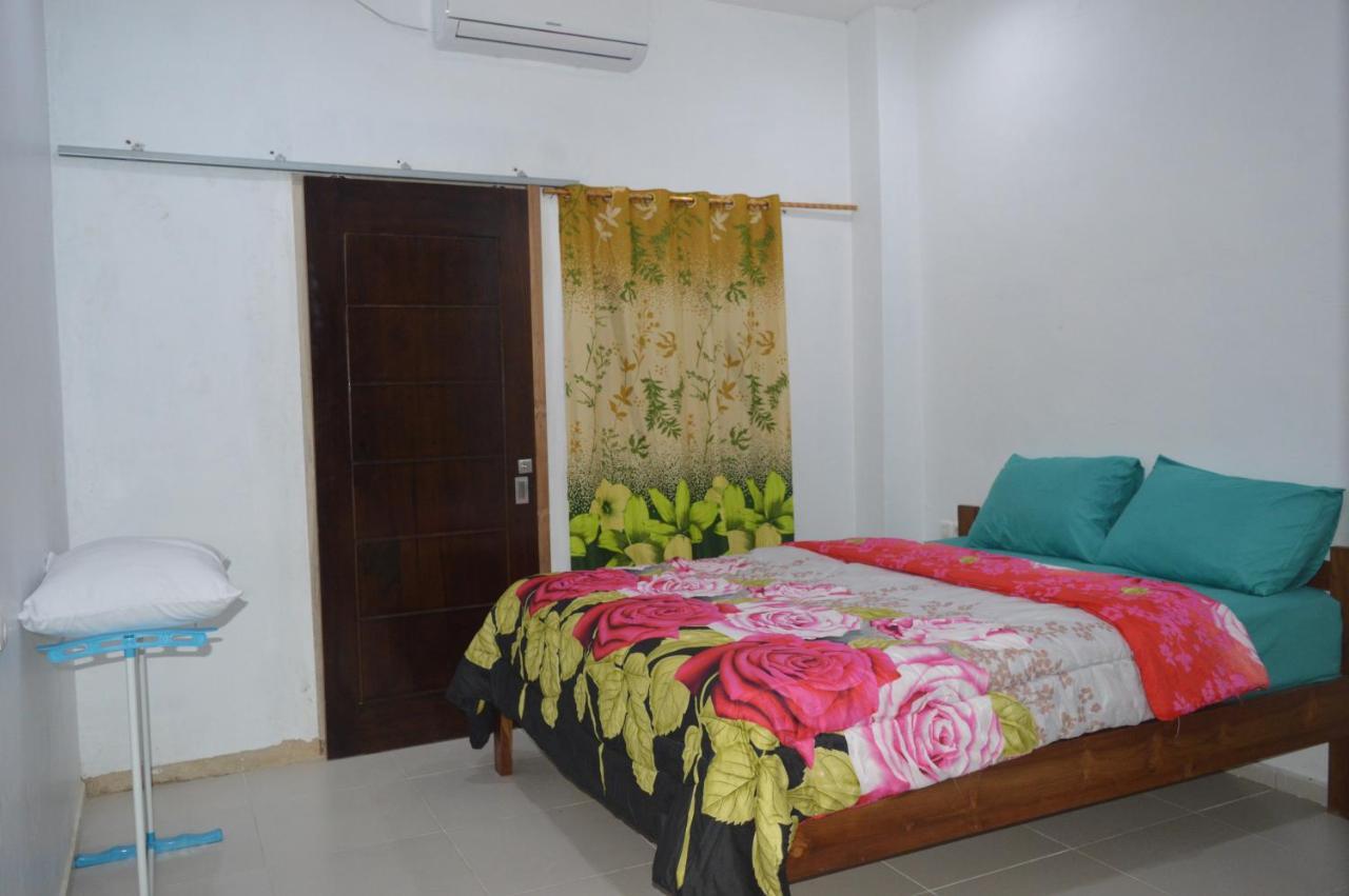 Labuan Bajo Mahoni Guesthouse Bagian luar foto
