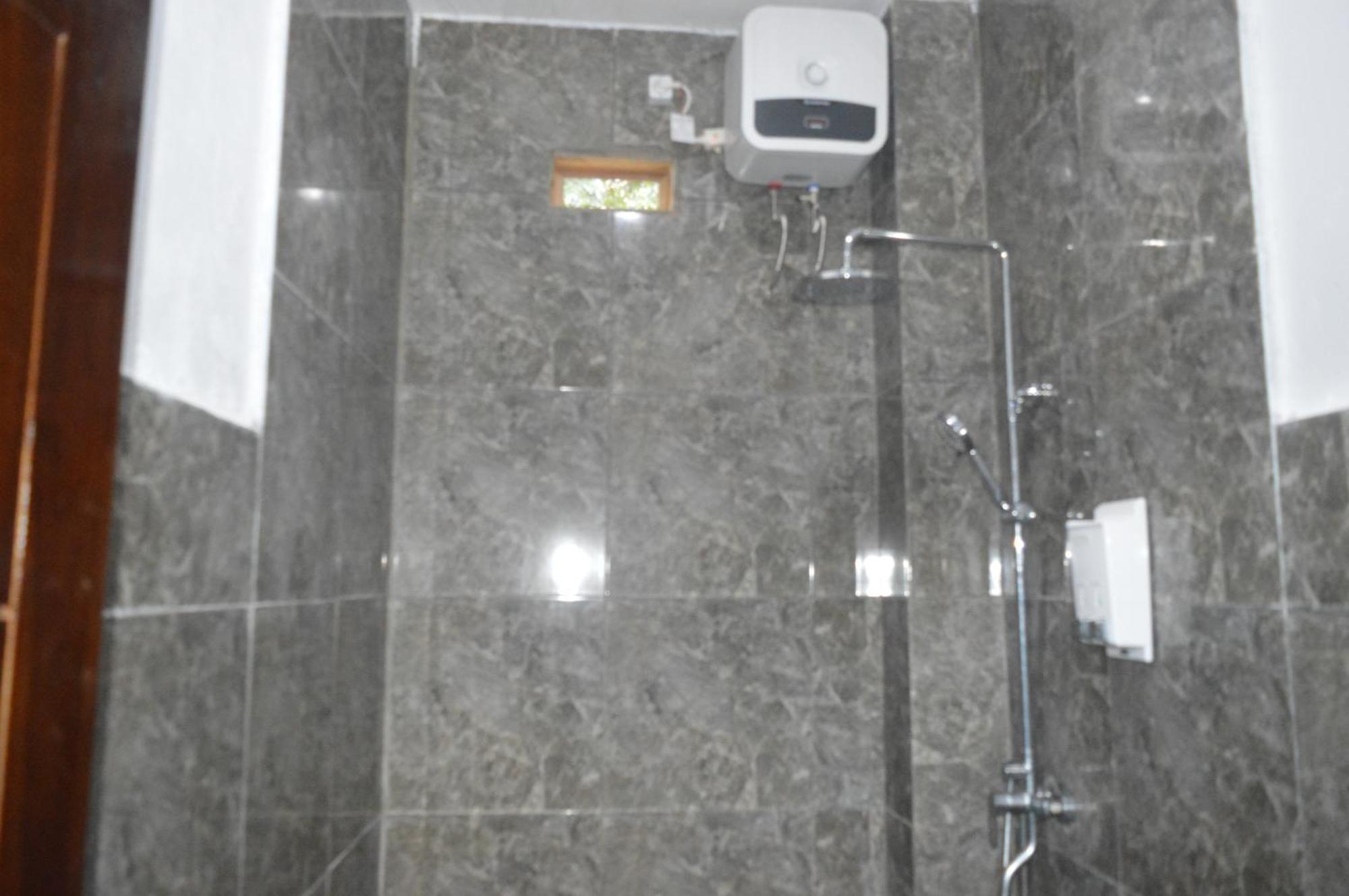 Labuan Bajo Mahoni Guesthouse Bagian luar foto